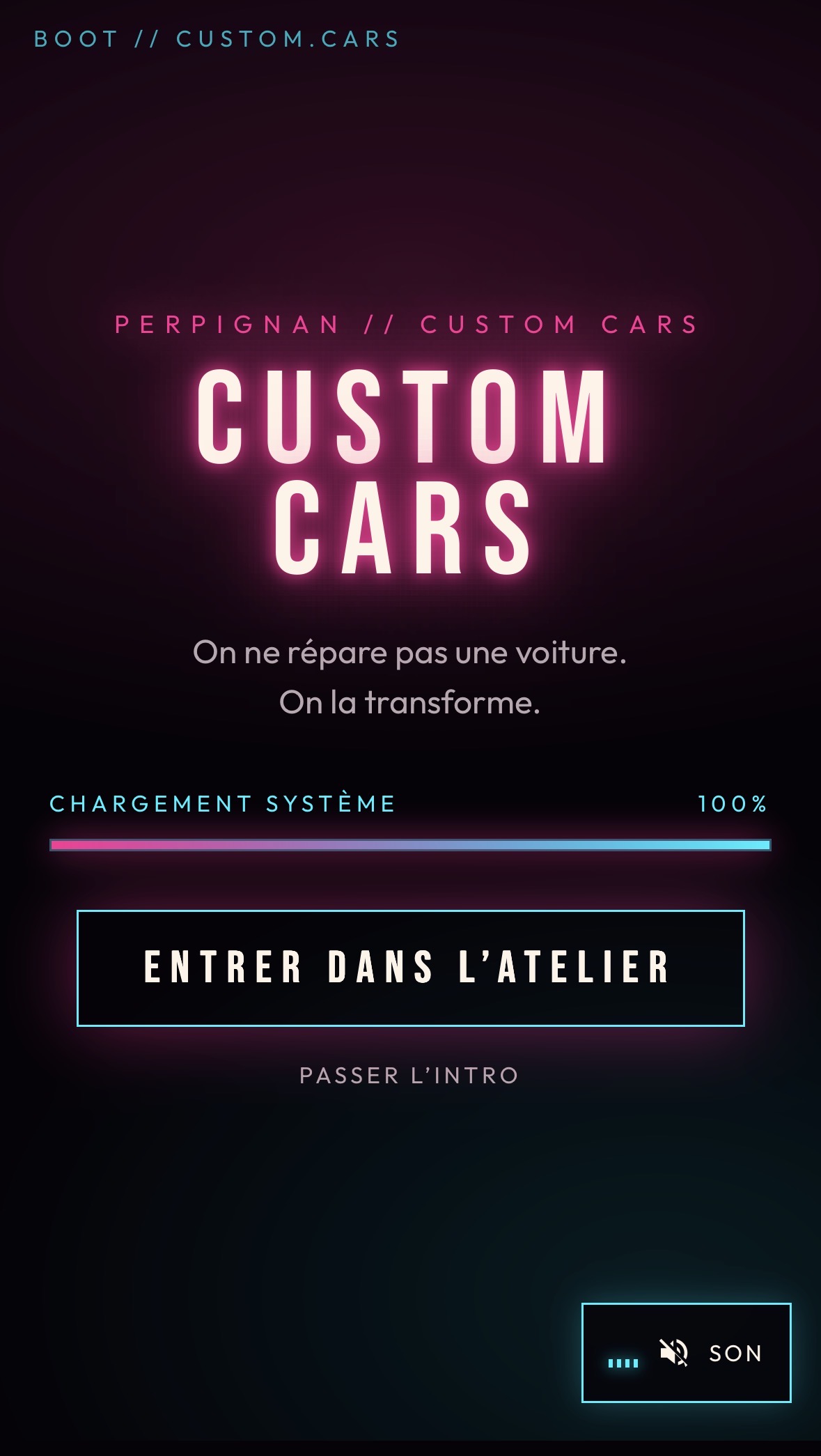 Page d’introduction du site Custom Cars, création digitale immersive aux couleurs rose et cyan